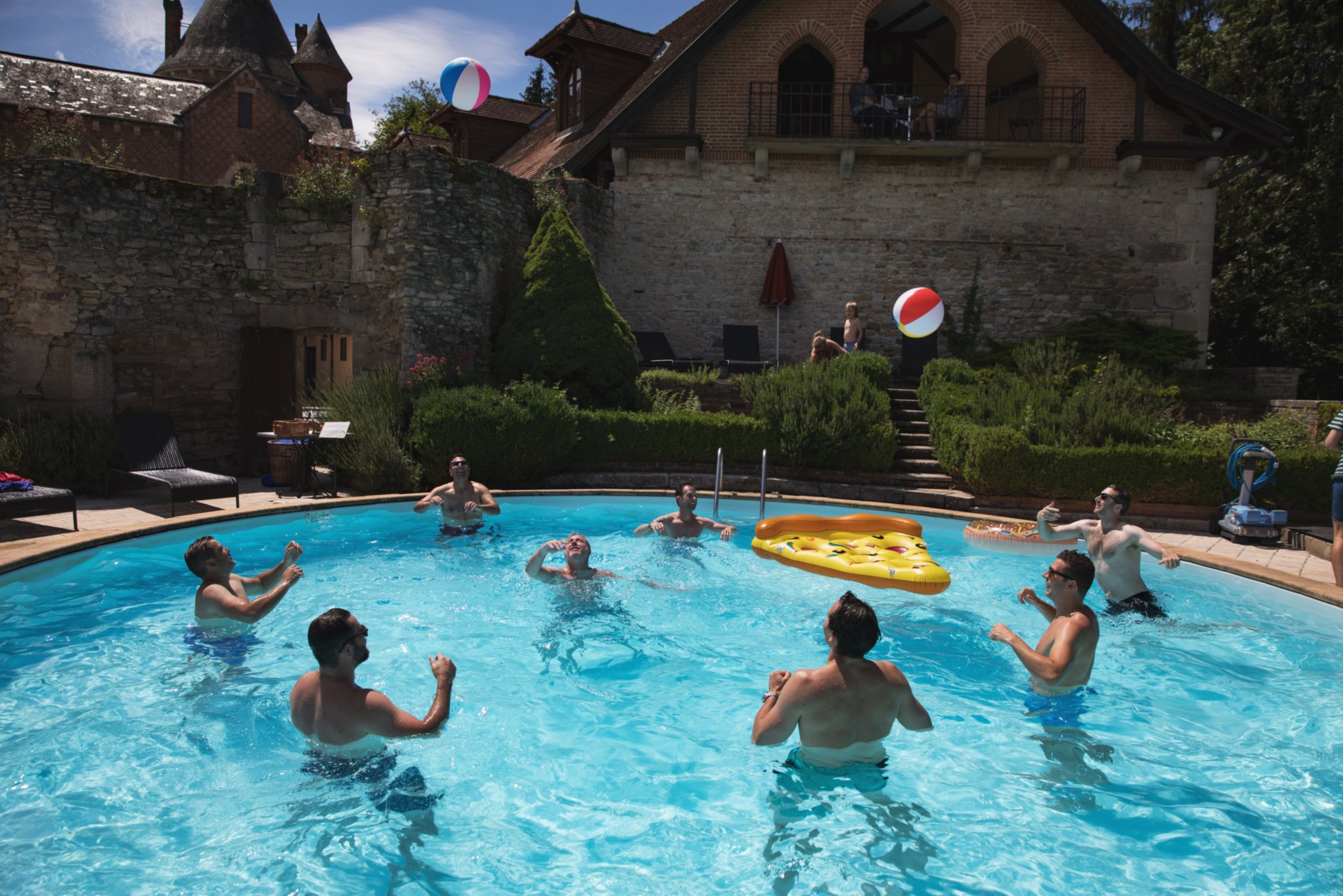 Outdoor pool Château Maulmont